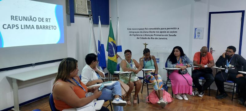 Profissionais do CAPS Lima Barreto, reunião de equipe - RT. O público alvo foram os trabalhadores das residências terapêuticas. Os assuntos abordados foram, cuidado dos moradores da residência terapêutica, articulação com o CAPS, processos de trabalho, problematizar a relação de equipe. O objetivo do evento da reunião é acompanhar o desenvolvimento do trabalho clínico e territorial com os moradores; recolher questões e demandas dos moradores e da equipe de profissionais; promover educação sobre o trabalho em saúde mental. O responsável da equipe é Lucas Vinicius da Silva Rodrigues - Acompanhante Terapeutico CAPS Lima Barreto.