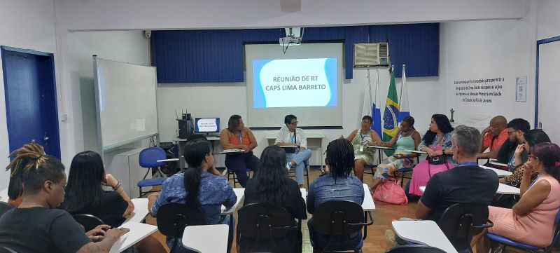 Profissionais do CAPS Lima Barreto, reunião de equipe - RT. O público alvo foram os trabalhadores das residências terapêuticas. Os assuntos abordados foram, cuidado dos moradores da residência terapêutica, articulação com o CAPS, processos de trabalho, problematizar a relação de equipe. O objetivo do evento da reunião é acompanhar o desenvolvimento do trabalho clínico e territorial com os moradores; recolher questões e demandas dos moradores e da equipe de profissionais; promover educação sobre o trabalho em saúde mental. O responsável da equipe é Lucas Vinicius da Silva Rodrigues - Acompanhante Terapeutico CAPS Lima Barreto.