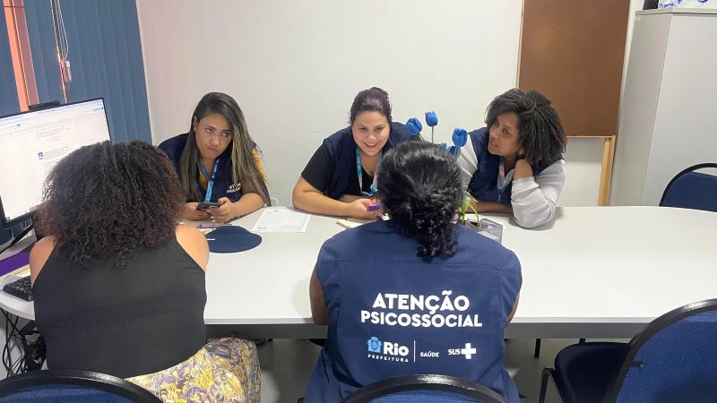 Comissão de prontuários é a avaliação na qualidade do histórico, seguimento e continuidade, anamnese, estabelecer normas para avaliar a qualidade dos prontuários médicos; rever e avaliar os prontuários, durante o período de internação e após as altas, bem como, os de ambulatório, para assegurar-se de que o padrão estabelecido está sendo cumprido; avaliar a qualidade das anotações feitas no prontuário médico; quanto à clareza e legibilidade; segmento e continuidade das prescrições como verificação do seguimento e atendimento pelos profissionais de saúde. 