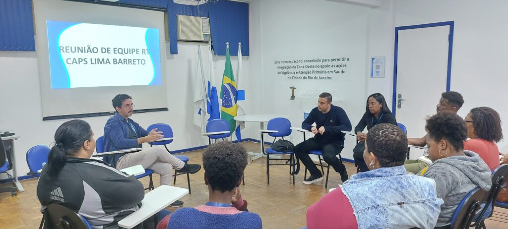 Acompanhar o desenvolvimento do trabalho clínico e territorial com os moradores; recolher questões e demandas dos moradores e da equipe de profissionais; promover educação sobre o trabalho em saúde mental.