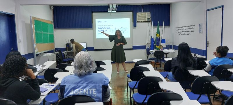 O curso objetiva qualificar os profissionais que ingressam na Atenção Primária à Saúde, para que ampliem sua visão sistêmica e integral do indivíduo, da família e da comunidade na qual estão inseridos.