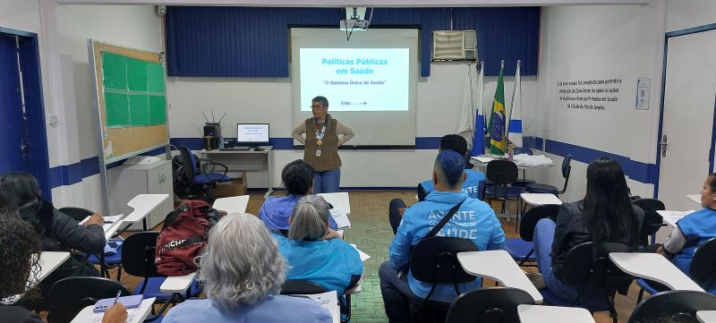 O curso objetiva qualificar os profissionais que ingressam na Atenção Primária à Saúde, para que ampliem sua visão sistêmica e integral do indivíduo, da família e da comunidade na qual estão inseridos.