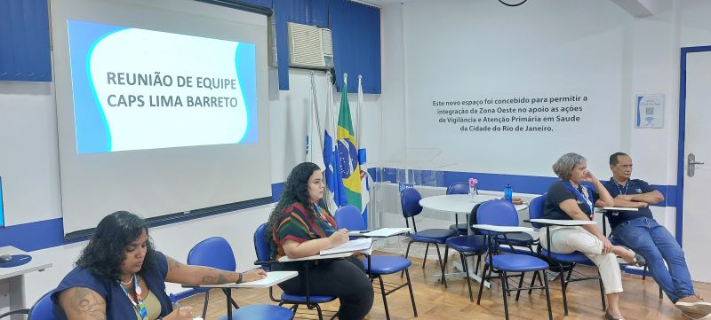 Profissionais do CAPS Lima Barreto discutindo casos clínicos com a atualização das terapêuticas empregadas nos atendimentos de cada paciente. 