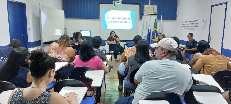 Profissionais do CAPS Lima Barreto discutindo casos clínicos com a atualização das terapêuticas empregadas nos atendimentos de cada paciente. 