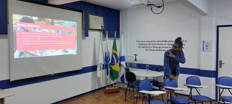 A discriminação e o preconceito no ambiente de trabalho podem ter um impacto significativo na saúde mental dos profissionais afetados.