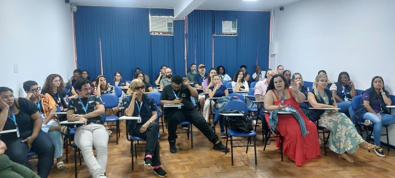 Reunião de Equipe do CAPS Lima III, com objetivo de discutir casos clínicos com a equipe técnica para atualização de terapêuticas.