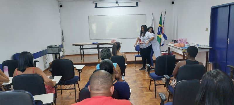 A manobra de Heimlich é uma técnica de primeiros socorros que pode ser feita por qualquer pessoa treinada, profissionais de saúde ou não.