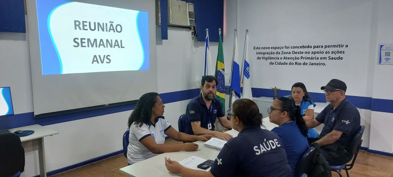 Reunião de equipe dos AVSs, planejamento de ações no território, realizando e execução das ações de vigilância por meio de coleta e pesquisa.