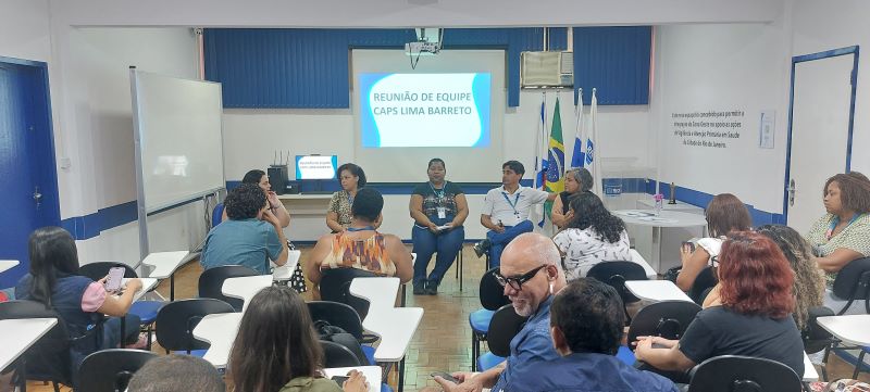 Profissionais do CAPS Lima Barreto discutindo casos clínicos com a atualização das terapêuticas empregadas nos atendimentos de cada paciente. 