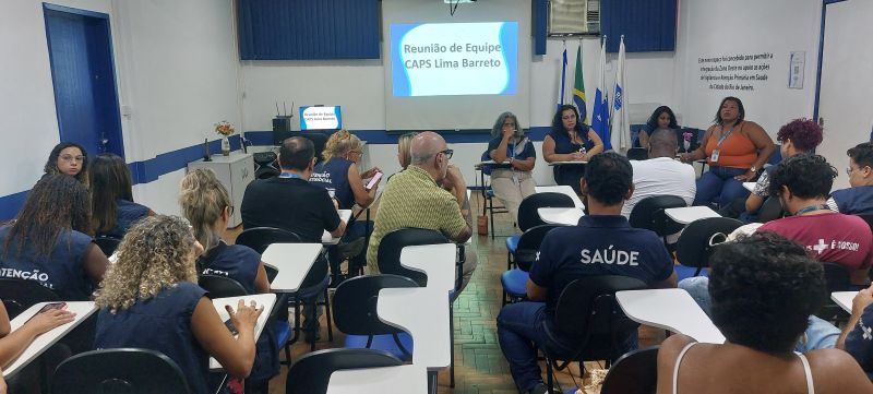 Profissionais do CAPS Lima Barreto discutindo casos clínicos com a atualização das terapêuticas empregadas nos atendimentos de cada paciente. 