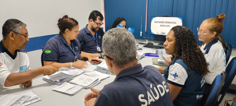 Reunião de equipe dos AVSs, planejamento de ações no território, realizando e execução das ações de vigilância por meio de coleta e pesquisa.