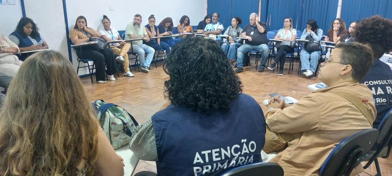 Profissionais do CAPS Lima Barreto discutindo casos clínicos com a atualização das terapêuticas empregadas nos atendimentos de cada paciente. 