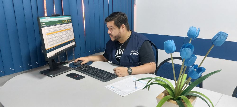Drº Freddy, médico da linha de tuberculose (TB) do CMS Silvio Barbosa - AP 5.1, em atualização dos Sistemas SISREG e SER.