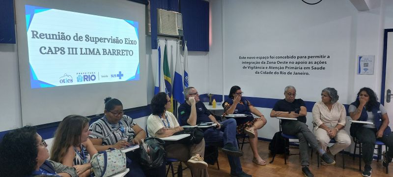 Profissionais do CAPS Lima Barreto discutindo casos clínicos com a atualização das terapêuticas empregadas nos atendimentos de cada paciente. 