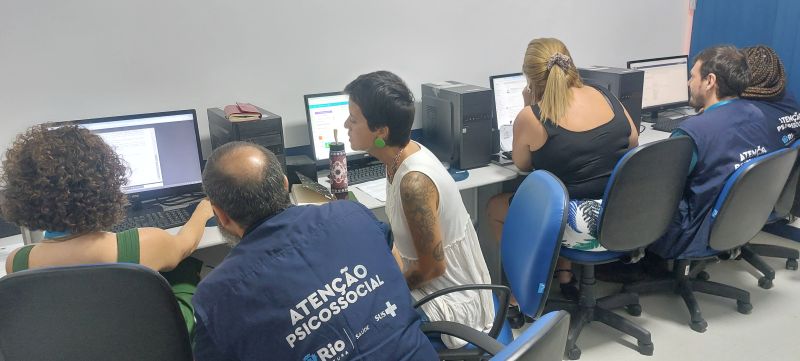 O prontuário eletrônico é um repositório de informações mantidas de forma eletrônica, ao longo da vida de um indivíduo. Nele estão armazenadas as informações de saúde, clínicas e administrativas, originadas das ações das diversas categorias profissionais que compõem a APS.