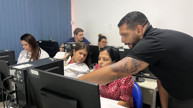 A atividade de ensino e serviço em Epidemiologia visa preparar profissionais da saúde para aplicar o conhecimento epidemiológico na prática, visando a melhoria da saúde pública e a tomada de decisões baseadas em evidências. Essa atividade engloba desde a formação acadêmica em epidemiologia até a aplicação prática em serviços de saúde, com foco em vigilância epidemiológica, análise de dados e investigação de surtos.
