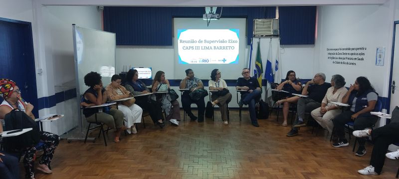 Profissionais do CAPS Lima Barreto discutindo casos clínicos com a atualização das terapêuticas empregadas nos atendimentos de cada paciente. 