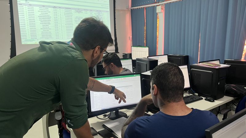 A atividade de ensino e serviço em Epidemiologia visa preparar profissionais da saúde para aplicar o conhecimento epidemiológico na prática, visando a melhoria da saúde pública e a tomada de decisões baseadas em evidências. Essa atividade engloba desde a formação acadêmica em epidemiologia até a aplicação prática em serviços de saúde, com foco em vigilância epidemiológica, análise de dados e investigação de surtos.