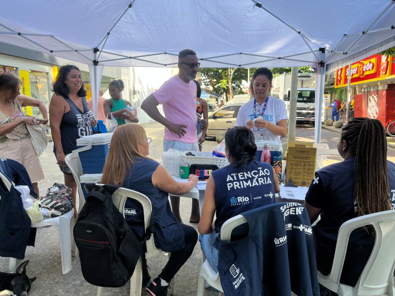 No Rio de Janeiro, são mais de 700 pontos de vacinação espalhados pela cidade, ofertando a vacina para todas as pessoas a partir de seis meses de idade.