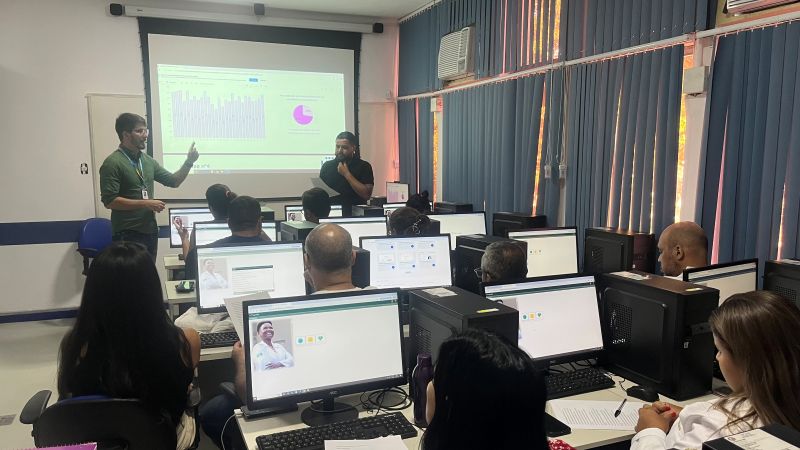 A atividade de ensino e serviço em Epidemiologia visa preparar profissionais da saúde para aplicar o conhecimento epidemiológico na prática, visando a melhoria da saúde pública e a tomada de decisões baseadas em evidências. Essa atividade engloba desde a formação acadêmica em epidemiologia até a aplicação prática em serviços de saúde, com foco em vigilância epidemiológica, análise de dados e investigação de surtos.
