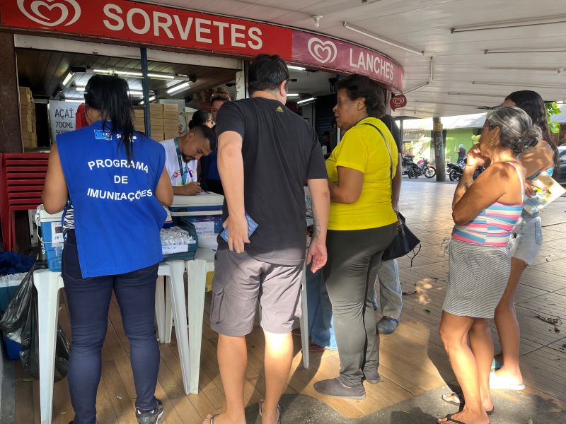 No Rio de Janeiro, são mais de 700 pontos de vacinação espalhados pela cidade, ofertando a vacina para todas as pessoas a partir de seis meses de idade.