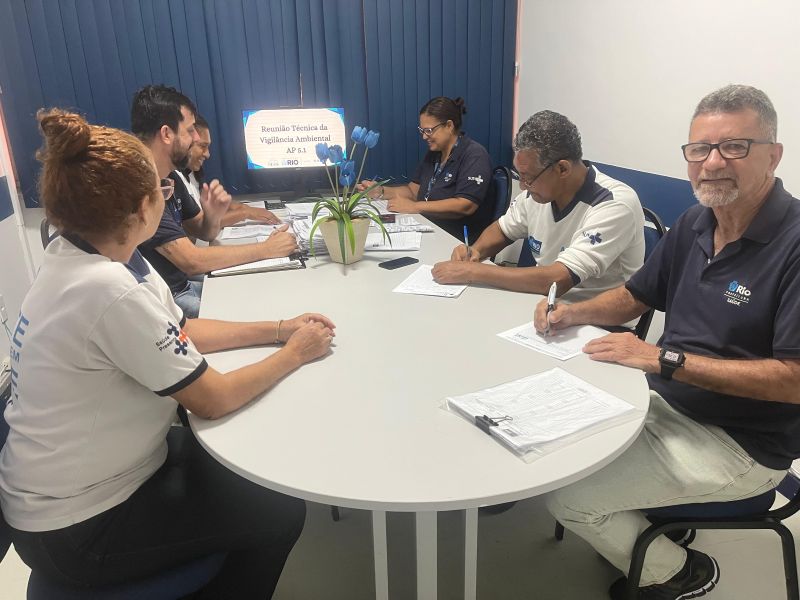 Reunião de equipe dos AVSs, planejamento de ações no território, realizando e execução das ações de vigilância por meio de coleta e pesquisa.
