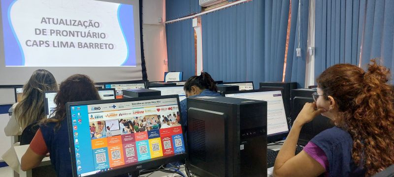 Profissionais da equipe Serviço de Residência Terapêutica - (SRT) do CAPS Lima Barreto em atualização do prontuário eletrônico.