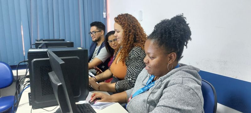 Profissionais da equipe Serviço de Residência Terapêutica - (SRT) do CAPS Lima Barreto em atualização do prontuário eletrônico.