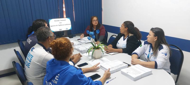 Reunião de equipe dos AVSs, planejamento de ações no território, realizando e execução das ações de vigilância por meio de coleta e pesquisa.