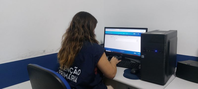 Cristiane Segreto - RT Médica do CMS Manoel Guilherme da Silveira Filho - AP 5.1, na inserção de dados no SISREG.