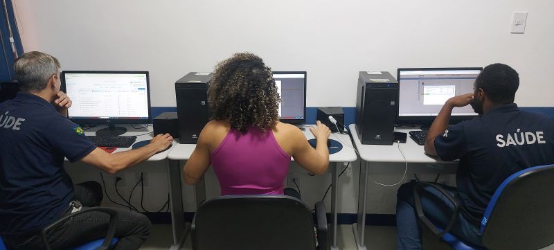 Organização da Formatura das Turmas Básica e Intermediária do Curso de Libras. Responsáveis, Jaqueline Nascimento e Elvis Ferreira (Apoiadores do RAP da Saúde, Saúde Integral da População Negra e Acessibilidade Comunicativa - DAPS / CAP 5.1)