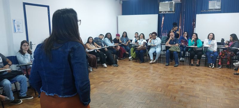Oficina Identificação Notificação e Manejo dos casos de Violência, educação permanente, capacitação em identificação, ensinar os profissionais a reconhecer sinais e sintomas de violência, tanto físicos quanto psicológicos, e a utilizar ferramentas como acolhimento, anamnese, exame físico e escuta ativa para identificar casos.