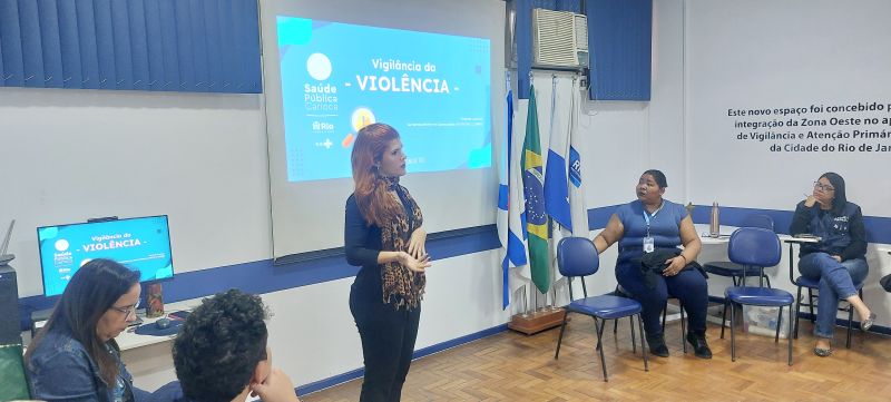 Oficina Identificação Notificação e Manejo dos casos de Violência, educação permanente, capacitação em identificação, ensinar os profissionais a reconhecer sinais e sintomas de violência, tanto físicos quanto psicológicos, e a utilizar ferramentas como acolhimento, anamnese, exame físico e escuta ativa para identificar casos.