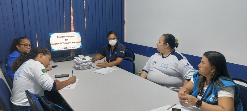 Reunião de equipe dos AVSs, planejamento de ações no território, realizando e execução das ações de vigilância por meio de coleta e pesquisa.