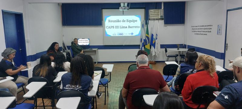 Reunião de equipe CAPS III Lima Barreto - Os CAPS III atende prioritariamente pessoas em intenso sofrimento psíquico decorrente de transtornos mentais graves e persistentes, incluindo aqueles relacionados ao uso de substâncias psicoativas, e outras situações clínicas que impossibilitem estabelecer laços sociais e realizar projetos de vida.