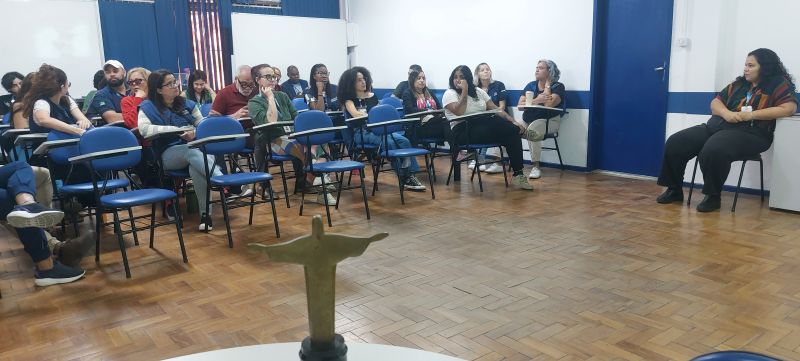 Reunião de equipe CAPS III Lima Barreto - Os CAPS III atende prioritariamente pessoas em intenso sofrimento psíquico decorrente de transtornos mentais graves e persistentes, incluindo aqueles relacionados ao uso de substâncias psicoativas, e outras situações clínicas que impossibilitem estabelecer laços sociais e realizar projetos de vida.