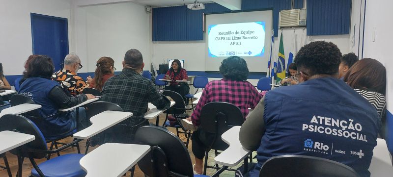 Reunião de equipe CAPS III Lima Barreto - Os CAPS III atende prioritariamente pessoas em intenso sofrimento psíquico decorrente de transtornos mentais graves e persistentes, incluindo aqueles relacionados ao uso de substâncias psicoativas, e outras situações clínicas que impossibilitem estabelecer laços sociais e realizar projetos de vida.