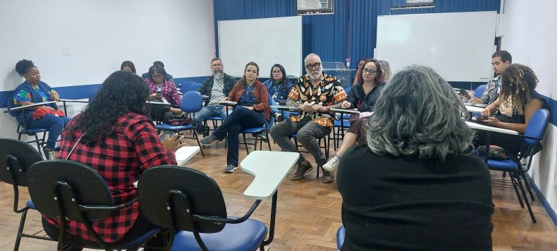 Reunião de equipe CAPS III Lima Barreto - Os CAPS III atende prioritariamente pessoas em intenso sofrimento psíquico decorrente de transtornos mentais graves e persistentes, incluindo aqueles relacionados ao uso de substâncias psicoativas, e outras situações clínicas que impossibilitem estabelecer laços sociais e realizar projetos de vida.