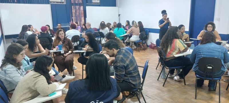 Oficina Identificação Notificação e Manejo dos casos de Violência, educação permanente, capacitação em identificação, ensinar os profissionais a reconhecer sinais e sintomas de violência, tanto físicos quanto psicológicos, e a utilizar ferramentas como acolhimento, anamnese, exame físico e escuta ativa para identificar casos.