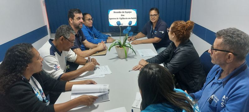 Reunião de equipe dos AVSs, planejamento de ações no território, realizando e execução das ações de vigilância por meio de coleta e pesquisa.