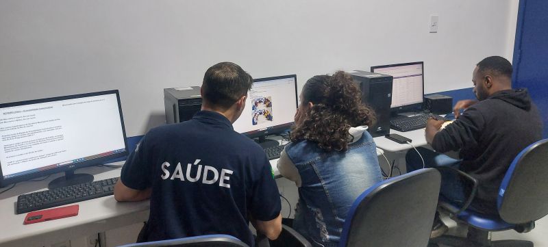 O RAP da Saúde, Saúde Integral da População Negra e Acessibilidade Comunicativa são temas interligados que visam garantir o acesso equitativo à saúde para a população negra, considerando suas particularidades e barreiras comunicacionais.