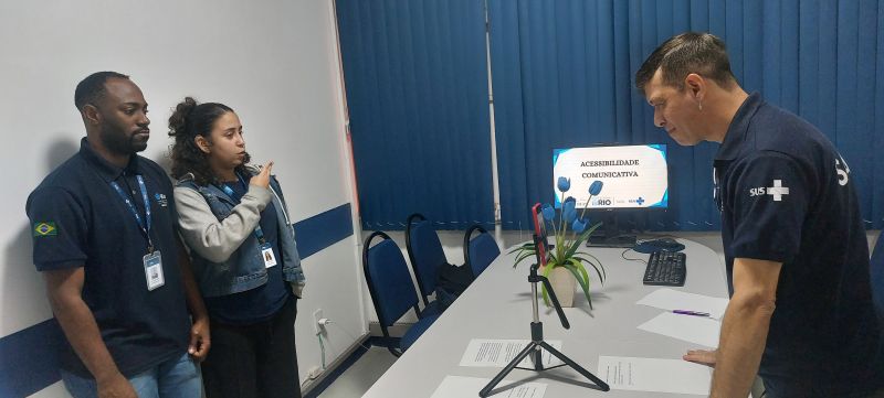 O RAP da Saúde, Saúde Integral da População Negra e Acessibilidade Comunicativa são temas interligados que visam garantir o acesso equitativo à saúde para a população negra, considerando suas particularidades e barreiras comunicacionais.