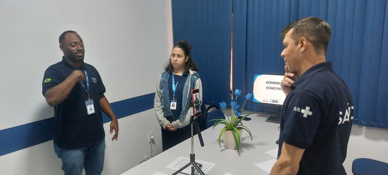 O RAP da Saúde, Saúde Integral da População Negra e Acessibilidade Comunicativa são temas interligados que visam garantir o acesso equitativo à saúde para a população negra, considerando suas particularidades e barreiras comunicacionais.