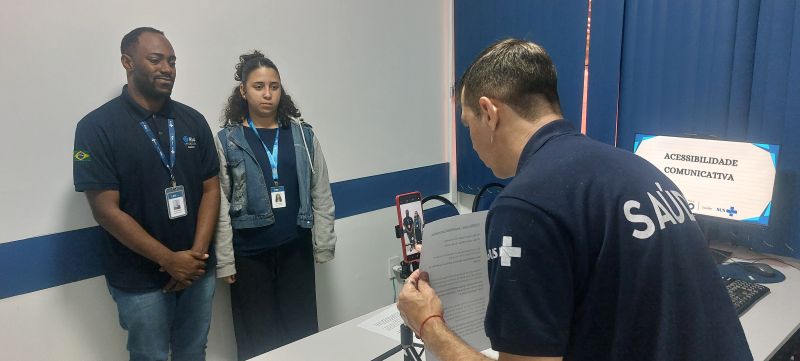 O RAP da Saúde, Saúde Integral da População Negra e Acessibilidade Comunicativa são temas interligados que visam garantir o acesso equitativo à saúde para a população negra, considerando suas particularidades e barreiras comunicacionais.