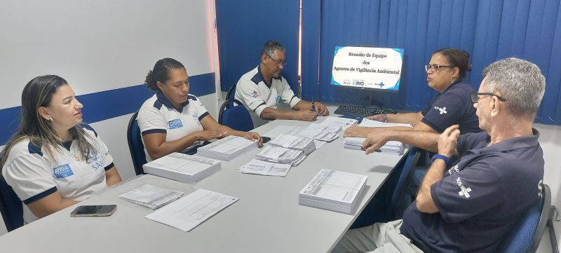 Reunião de equipe dos AVSs, planejamento de ações no território, realizando e execução das ações de vigilância por meio de coleta e pesquisa.