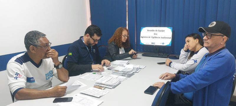 Reunião de equipe dos AVSs, planejamento de ações no território, realizando e execução das ações de vigilância por meio de coleta e pesquisa.