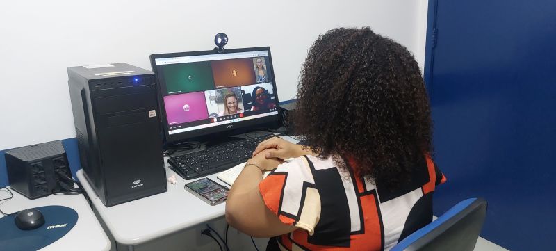 Organização da Formatura das Turmas Básica e Intermediária do Curso de Libras. Responsáveis, Jaqueline Nascimento e Elvis Ferreira (Apoiadores do RAP da Saúde, Saúde Integral da População Negra e Acessibilidade Comunicativa - DAPS / CAP 5.1).