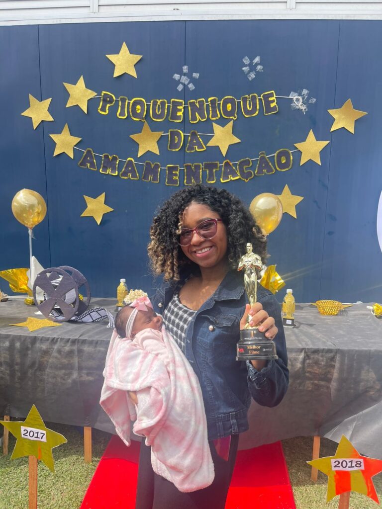 Piquenique da Amamentação", um tema importante devido aos seus inúmeros benefícios para a saúde do bebê e da mãe, além de seu impacto positivo no desenvolvimento infantil e na sociedade.