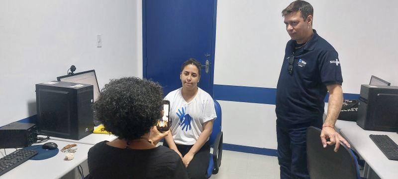 O RAP da Saúde, Saúde Integral da População Negra e Acessibilidade Comunicativa são temas interligados que visam garantir o acesso equitativo à saúde para a população negra, considerando suas particularidades e barreiras comunicacionais.