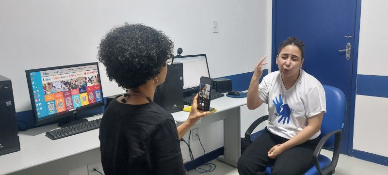 O RAP da Saúde, Saúde Integral da População Negra e Acessibilidade Comunicativa são temas interligados que visam garantir o acesso equitativo à saúde para a população negra, considerando suas particularidades e barreiras comunicacionais.